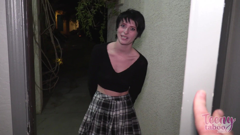 Teenytaboo: Sąsiedzi pasierbica Kitty bierze ładunek