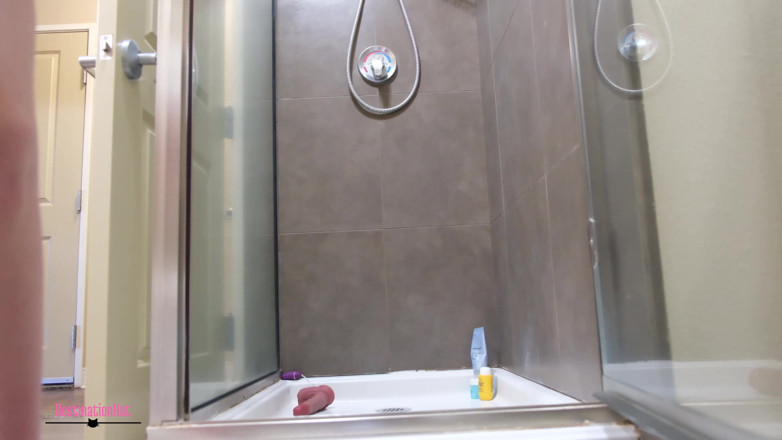 Destination Kat: Orinar en fregaderos y duchas