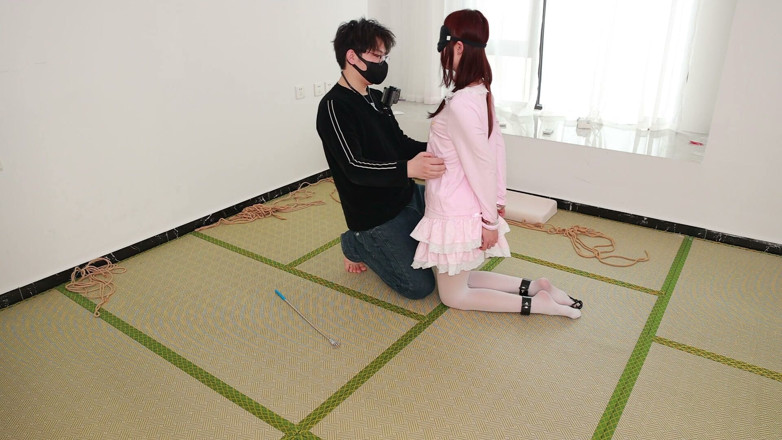 Asian bondage: The Cute White Stockings Girlfriend Is Restrained and Shackled, Tickling...