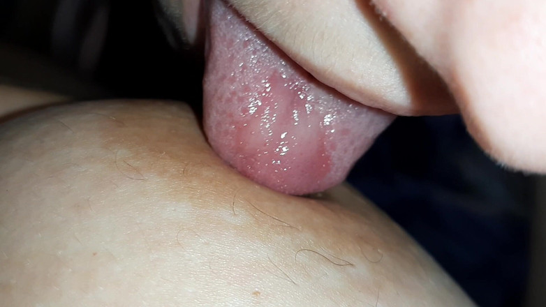 Lesbian-illusion: Sexy lesbická trojka s lízáním, líbáním, sáním, kousáním bradavek