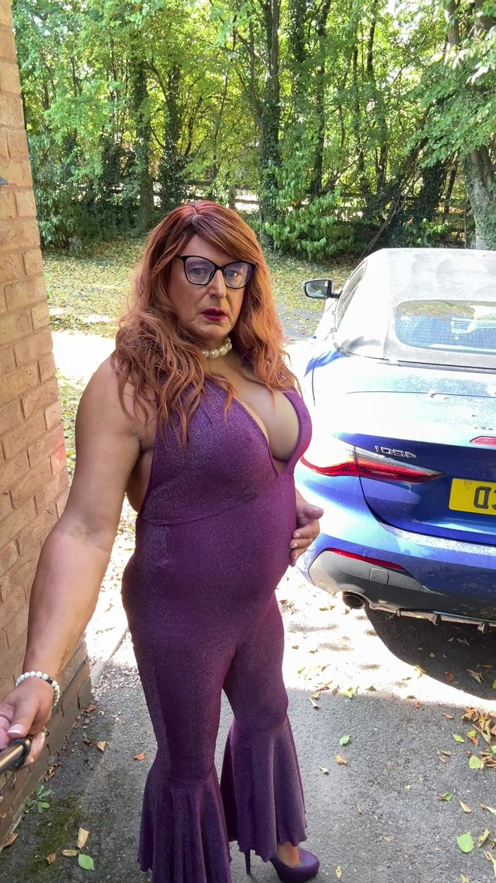 Kellycd2022: La sexy travestita kellycd2022 in tuta viola e tacchi