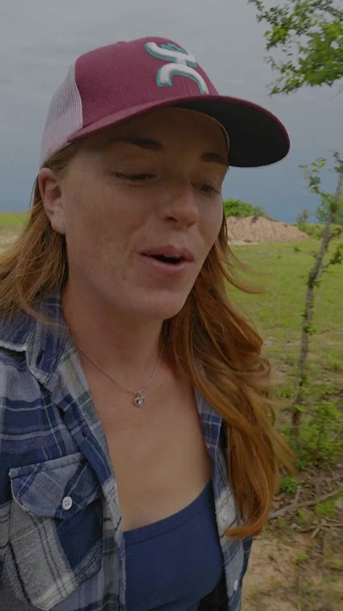 NaughtyRedFarmgirl: Une rousse se fait baiser le cul et la chatte...