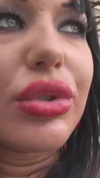 Ragazze bionde e brune succhiano e scopano il grosso cazzo del tipo all'aperto