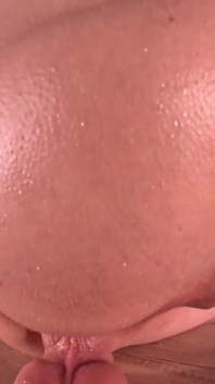 Uma femboy fofa com uma bunda grande leva um grande vibrador na mesa