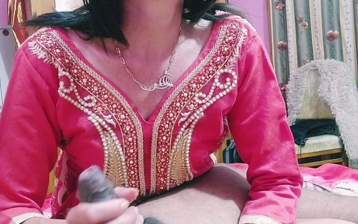 Bolly Karma: Шлюховатая милфа с мягкими руками заботится о большом черном члене