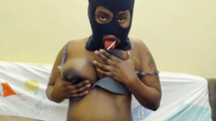 Super sexy ebony cuties: Aku lagi asik nyepong lollypop sambil meremas toketnya dengan sensual