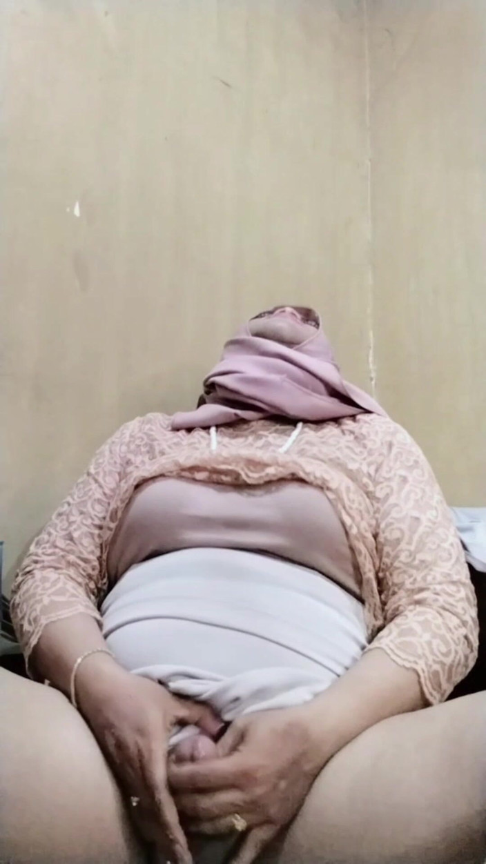 Ivvy Crossdresser: Hijab crossdresser Ivvy se masturba até gozar