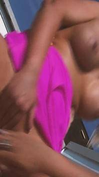 Sexy booties szene-3 Zwei heiße latina-freunde haben einen dreier im pool