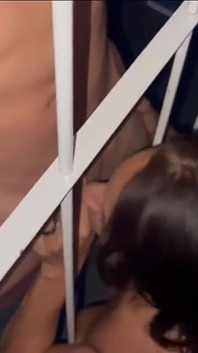 Wir wurden von 4 heißen Typen in der Zelle nebenan gefangen und wir haben eine Blowjob-Linie gemacht.