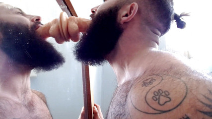 TripleXTransMan: Gırtlağına kadar alıyor ve öğürüyor, aynada amcık deliğini sikiyor