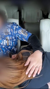 Le mari regarde le match. Une femme mariée s’enfile précipitamment dans la voiture
