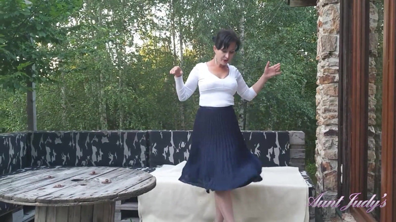 Aunt Judy's: Auntjudys - wanilianna tetona de 43 años - al aire libre en medias