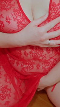 Matură sexy cu lenjerie roșie își tachinează curbele - Gustă căldura!