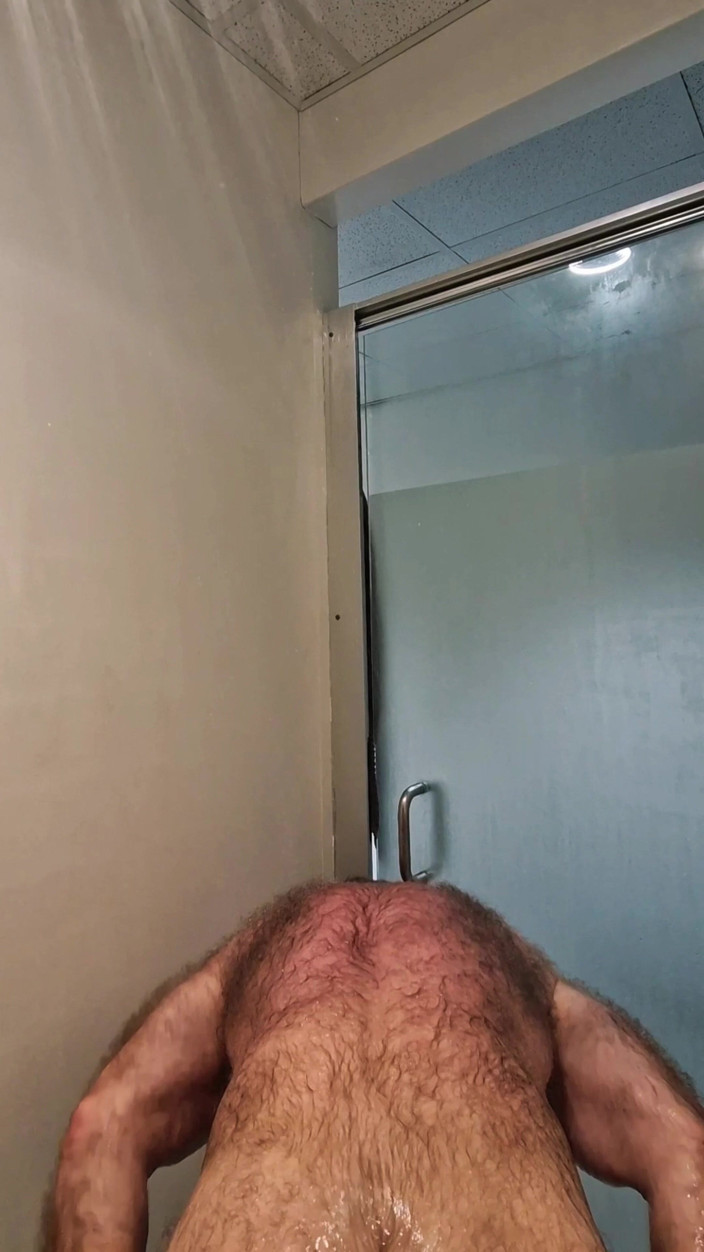 JackvanDean: Peludo musculoso flexiones y duchas