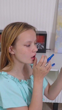 My18teens - La petite Emma Ginger taquine sa chatte rose