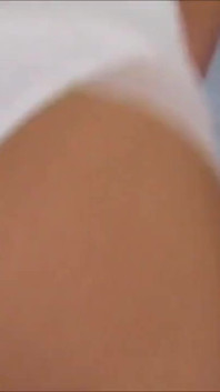 La MILF bionda si masturba con un cazzo ma glielo infila un dildo