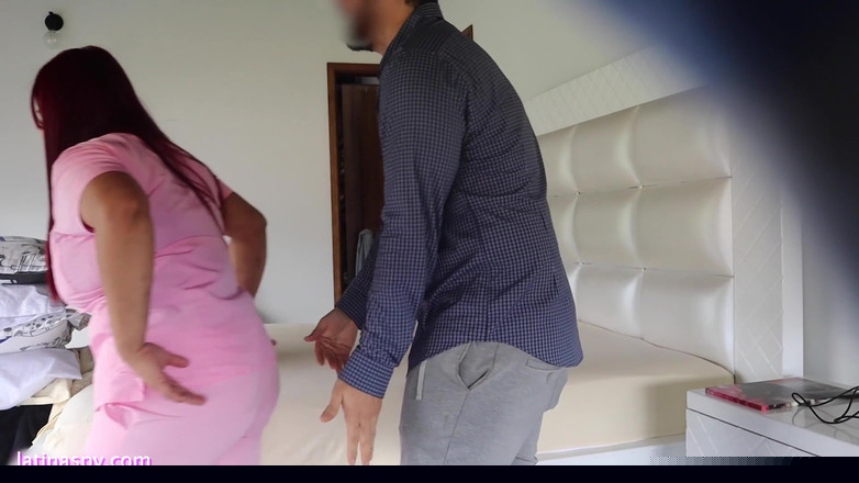 Time traveler: Empregada peituda fica confortável com seu chefe parte 1