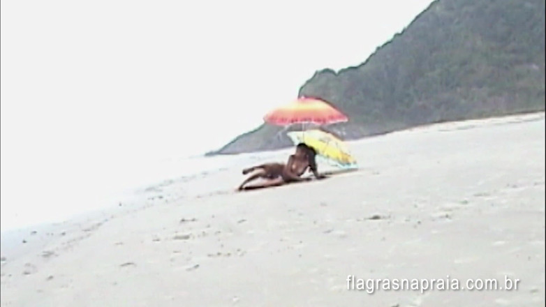 Amateurs videos: Coppia brasiliana registra video che fa sesso sulla spiaggia