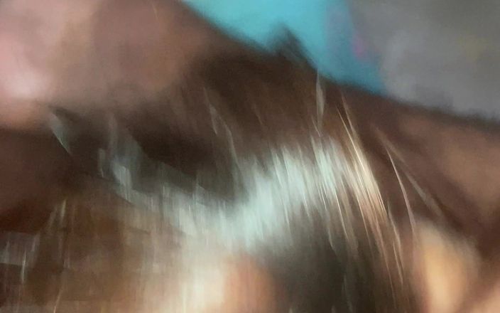 Tiyana: Soție sexy cu înregistrare de acasă Deep Gaggin și hairpulling muie și linge...