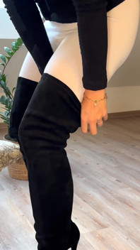 Het slampa som bär vita leggings, svart mocka overknee stövlar och latexhandskar för att sprida röv sex - Projectfundiary