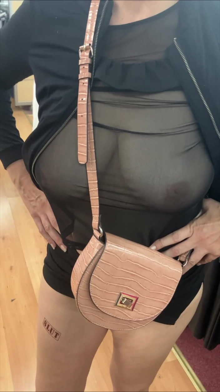 Lady Oups: Bayan oups mikro elbise alışveriş teşhiri