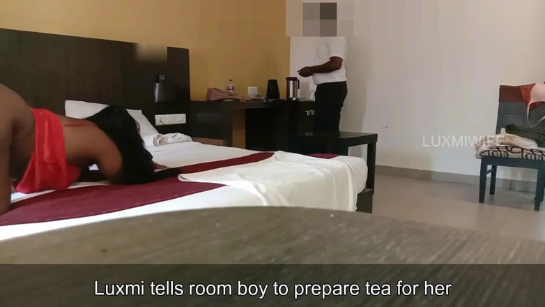 Luxmi Wife: Follando esposa delante de chico de habitación