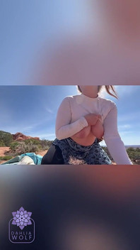 POV, éjaculation sur ses gros seins, baise un inconnu dans une randonnée dans la nature