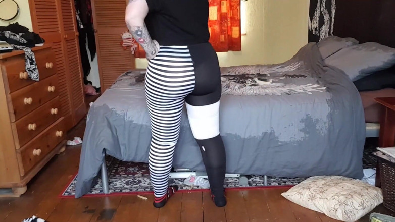 Tattooed Milfy Mama: PAWG merangsang dan muncrat di legging