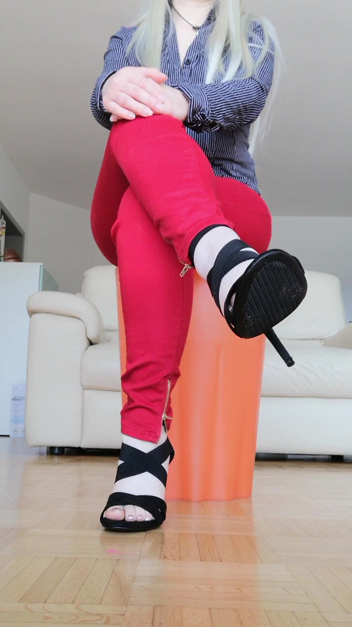 RavenBigAss: Raven: Golpeando El Dedo Del Pie Con Las Piernas Cruzadas,...