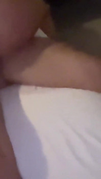 Cuckold Meek tidak dapat menahan miang dan memancut mani dalam handjob apabila dia mendengar isteri panasnya merintih kuat pada zakar 23 cm kekasihnya