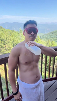 Mountain Top Tease: Sólo show svalnatých asijských hunk