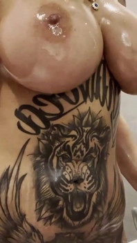 Tatuerade MILF Tyra visar oljade bröst och våt fitta