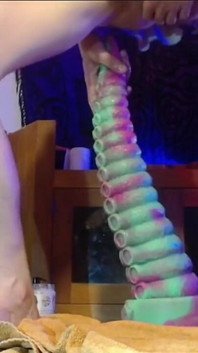 Ultima parte di una lunga sessione di scopate viola in pvc, l'ultimo round di massive xl extreme toys anali
