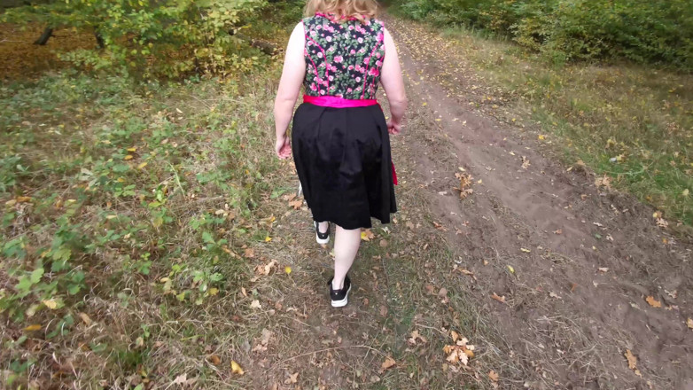 Bouncy Tits Action: Gewichte auf ihre nippel, während sie nackt im wald ist