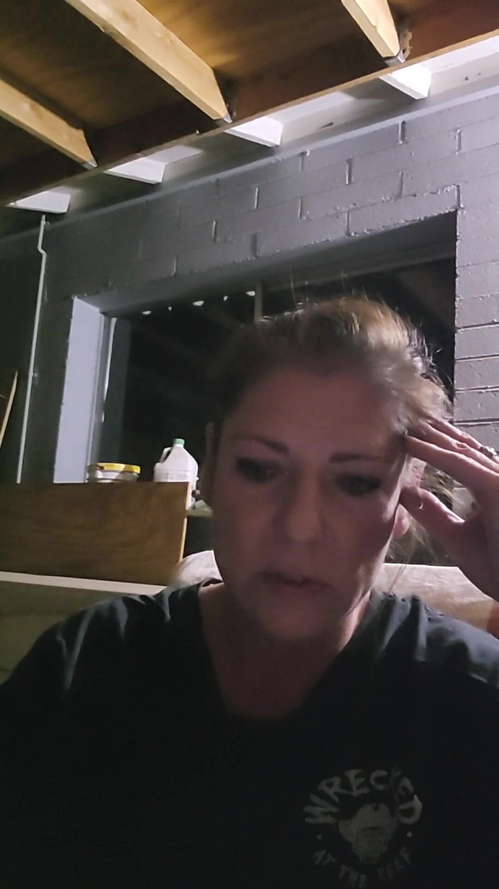 EliteLadyS: Une MILF américaine se rend à la police