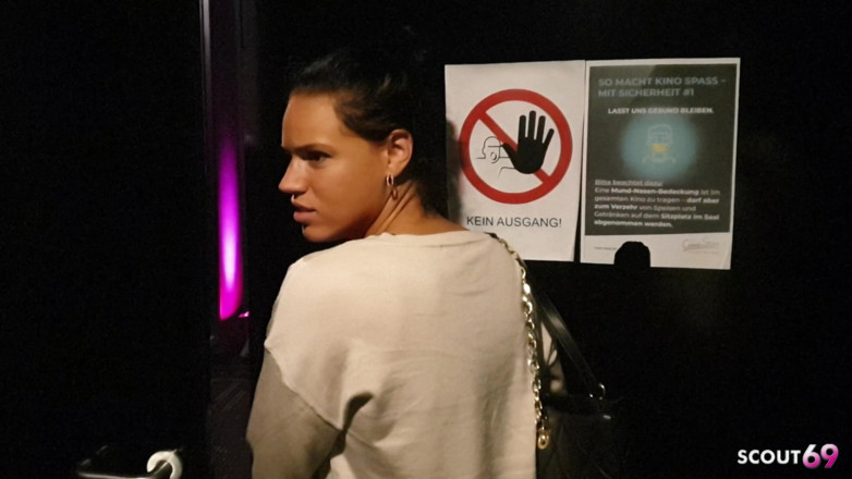 Scout69: Zwei deutsche beste freund-teens geben riskanten blowjob im kino und...