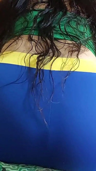 De Fan Van Het Braziliaanse Voetbalteam Vierde De Overwinning Van Haar Team Door Mijn Ballen Droog Te Laten