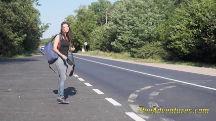 Pee Adventures: Wachtend op haar vriendje met haar blaas vol