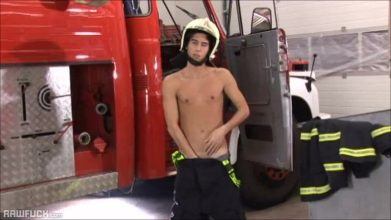 Raw Fuck: Strażak Val Horner wanksuje gruby ładunek