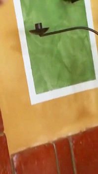 Nadržená teenagerka je ošukaná do zadku přítelem ve vaně