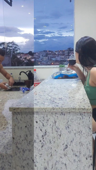 부엌에서 사정할 때까지 핫한 마누라 따먹기, 설거지를 하는 바람난 남편