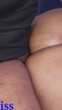 Ssbbw sikilmeden önce büyük götünü twerk ediyor