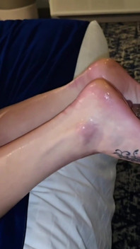 Milf bionda oliata fa il primo footjob