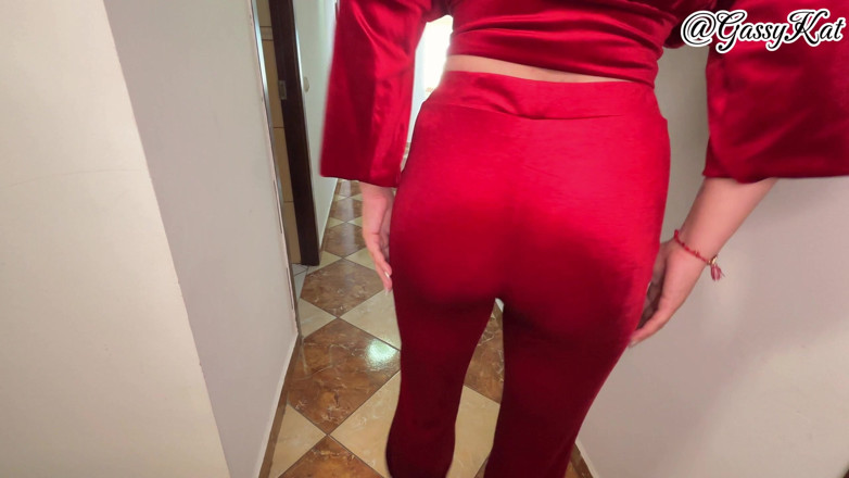 GassyKat: Nữ hoàng xì hơi nhung đỏ