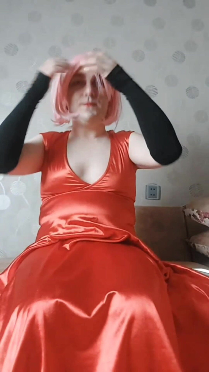 Kitty_Cross: Rot, lang gekleidet, hübscher weißer femboy