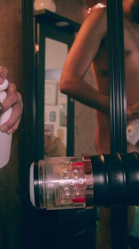 Velký neobřezaný penis latinoameričanka Camilo Brown šuká Fleshlight, střílí velkou nálož a jí vlastní sperma