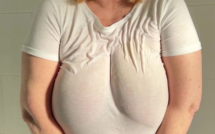 catherinecan69: Моя футболка і панчохи всі мокрі і мильні. Йой, так мої цицьки, пизда, ммммм