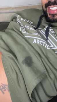 Vousatý velký penis si honí a rozmazává se spermatem