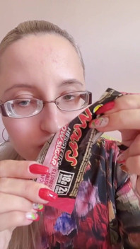 Asmr jedzenie batonika białkowego bez cukru
