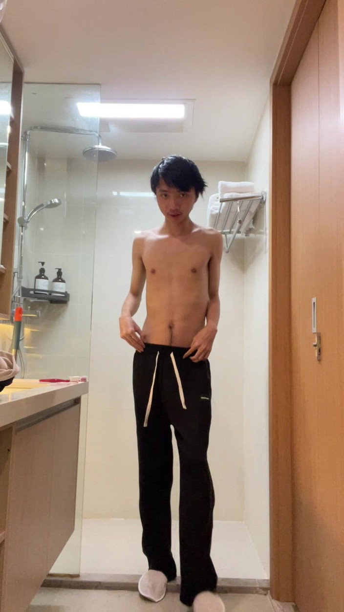 pu thot: Uomo asiatico debug scaldabagno in hotel di Hong Kong